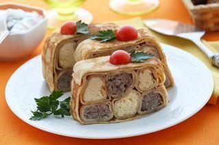 Блинный пирог с фаршем и грибами