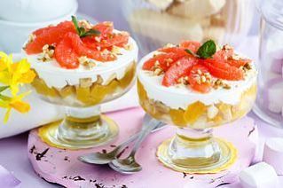 Фруктовый салат с орехами и творожной заправкой