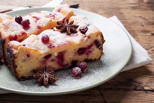 Шарлотка с клюквой в мультиварке