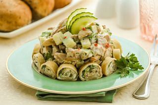 Куриный салат с блинами и грибами