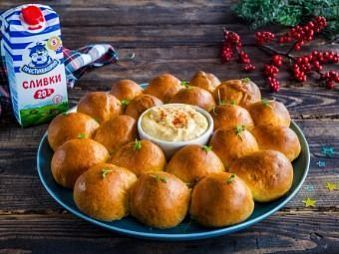 Маленькие булочки с сырным соусом