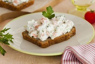 Бутерброды с творогом, лососем и огурцом