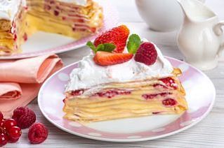 Блинный пирог с заварным кремом и ягодами