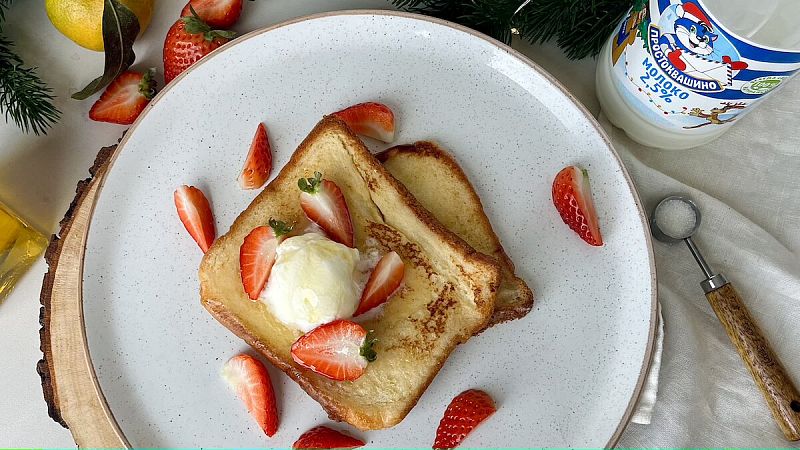 Французский тост с клубникой и мороженым