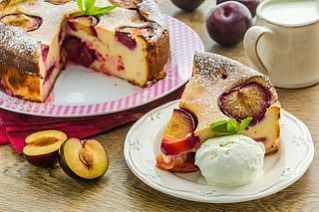 Творожный пирог со сливами